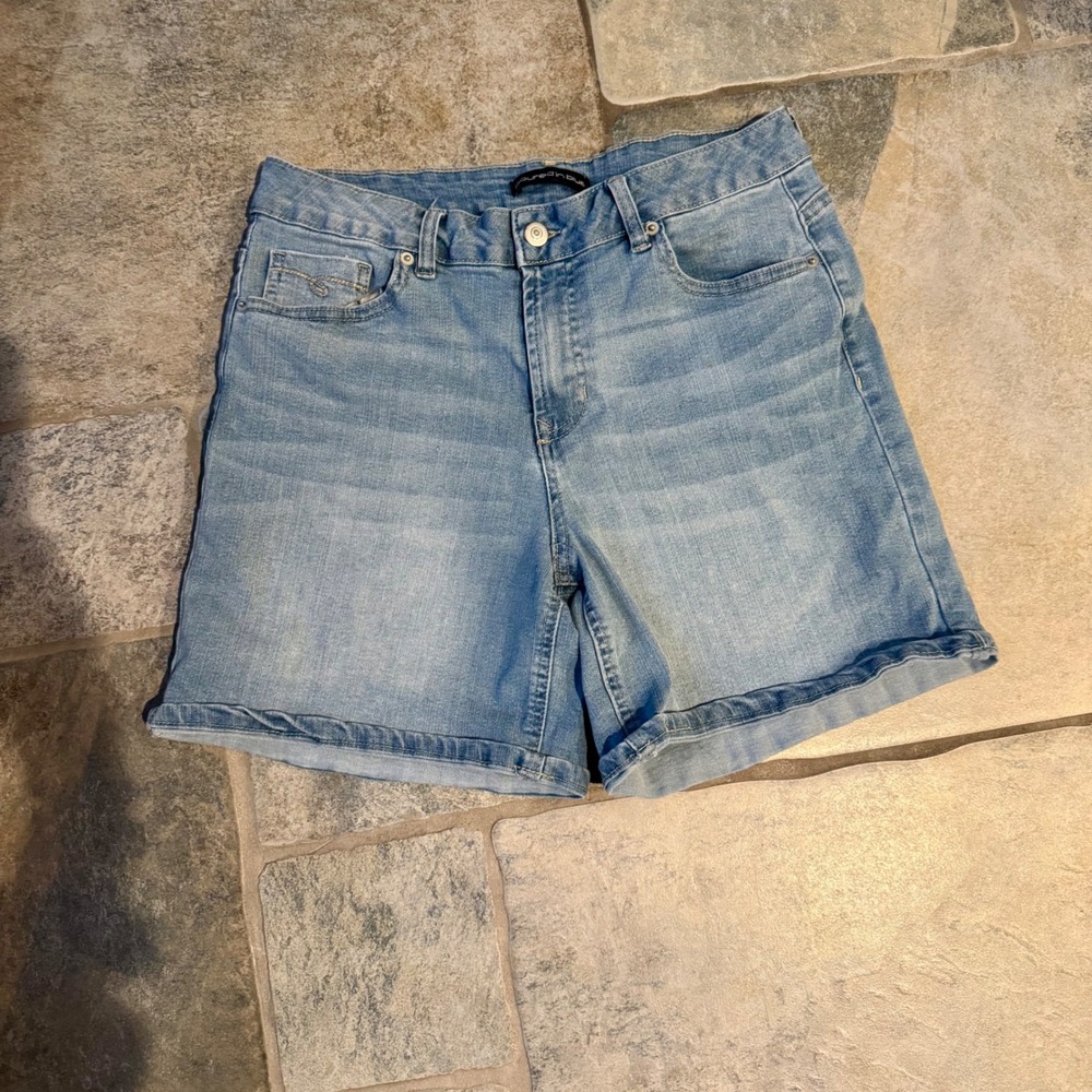 Poured in Blue Size 8 Stretch Jean‎ Shorts – Mid Wash, Super Soft Fit Flattering